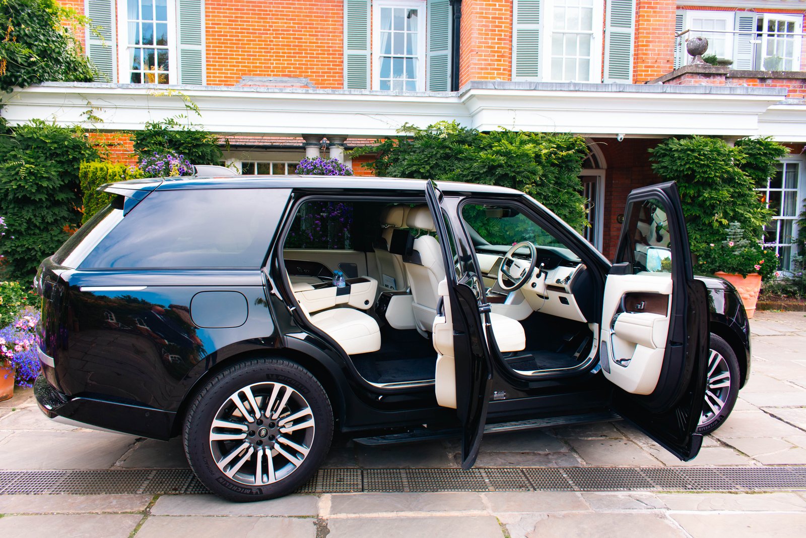 Benefits of Hiring a Range Rover Chauffeur Service